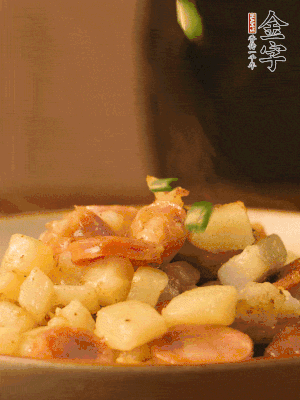 翻炒均勻，撒上蔥花后即可。