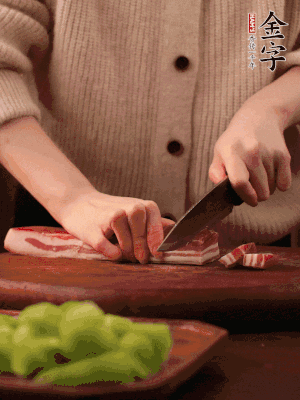 金字淡咸肉切片，冷水入鍋，加姜片、料酒略焯水。同步，五花肉切塊焯水。