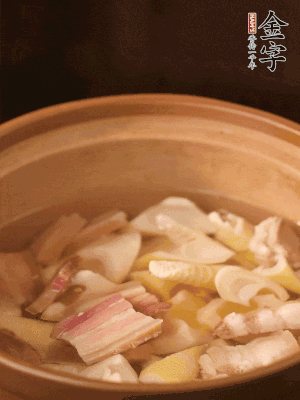 春筍、咸肉、咸肉一起入砂鍋，加姜片、料酒、清水大火煮沸到湯色變白。轉小火慢篤半小時。