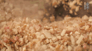 鍋中熱油，依次下食材翻炒，加2勺料酒、少許胡椒粉調(diào)味，撒蔥花攪拌均勻。