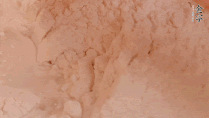 糯米粉中加入溫水，反復(fù)揉成團(tuán)。