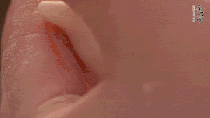 取一小團(tuán)面，用掌心搓成小球狀，從小球中心捏窩，放入餡料，封口后，留出小尾巴。