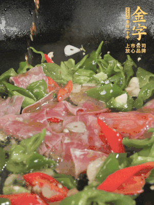 再下蒸炒火腿煸炒，加少許白糖提鮮。