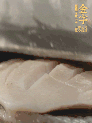 鮑魚用勺子撬出來，去掉內(nèi)臟和牙齒，加面粉、白醋、鹽、啤酒抓一下，清水洗凈，切花刀。