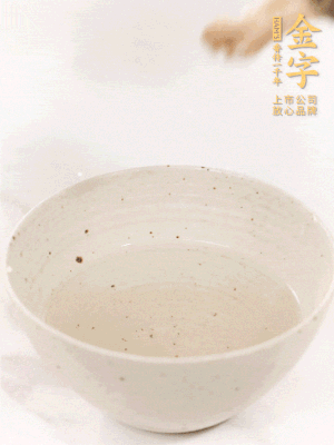 羊肚菌流水洗凈2遍后，溫水泡發(fā)15-20分鐘。