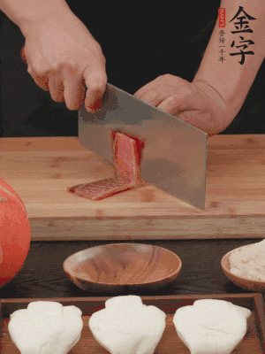 金字火腿上方切薄片。