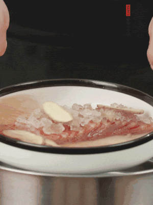 置于盤中，加冰糖100g、黃酒100g、水200g，上鍋蒸20分鐘。