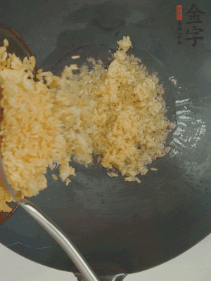 熱油下鍋，邊按壓邊翻炒均勻。