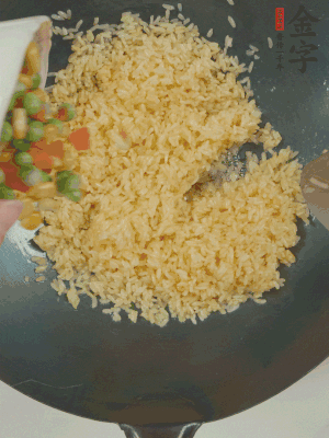 下豌豆粒、胡蘿卜粒、玉米粒。（買現(xiàn)成冷凍的雜菜即可，非常方便）