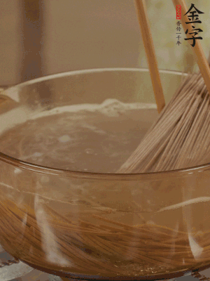 水開(kāi)后下蕎麥面，煮2分鐘后過(guò)涼水備用。