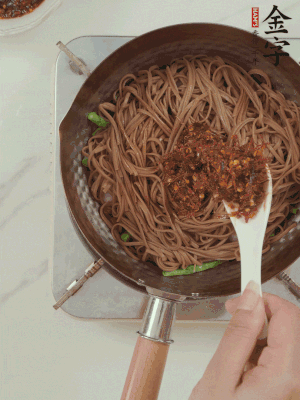 下蕎麥面，淋上少許醬油，加2勺金字火腿大師醬略翻炒即可。