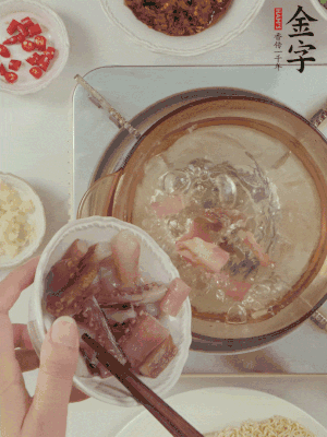 魷魚熱水下鍋，焯水備用。