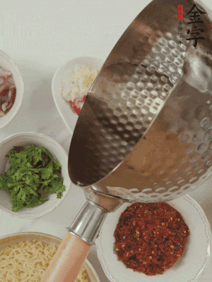 蒜末、小米辣、芝麻淋上熱油。