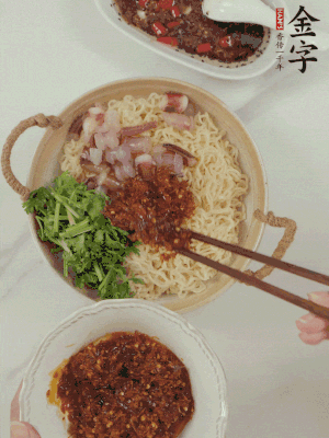 在面上鋪魷魚、香菜、金字火腿大師醬。