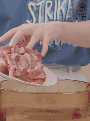 排骨剁小塊，加姜片、料酒沸水下鍋焯水。