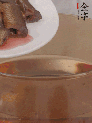 處理干凈的黃鱔段，加姜片、料酒沸水下鍋焯水。撈出用涼水沖洗干凈。