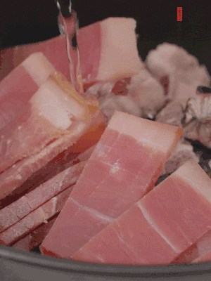 排骨、黃鱔段、金字火腿片放入砂鍋中，加沒過食材的水。