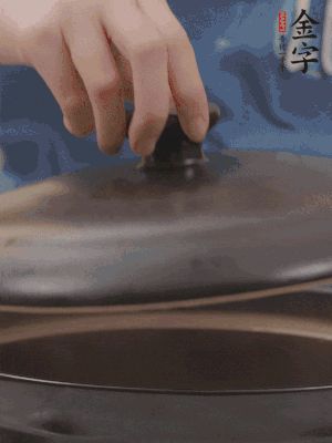 大火煮開后轉(zhuǎn)小火，燉煮20分鐘左右。