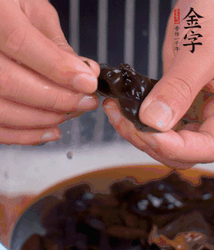 木耳冷水泡發(fā)，處理成小塊。（如果是小木耳就不用切了）