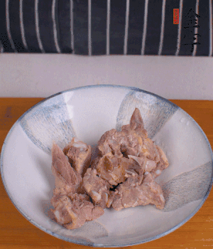 排骨加1勺黃酒、1勺蠔油、1勺玉米淀粉、1/4勺胡椒粉腌制半小時。