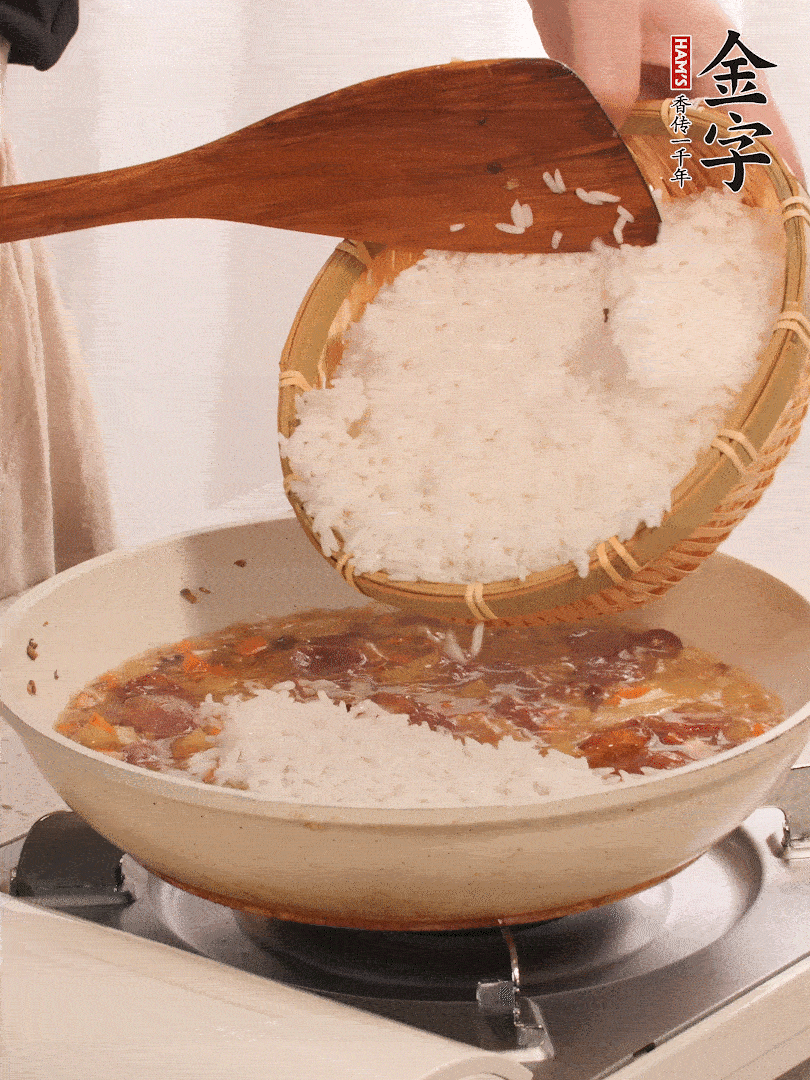 熱鍋燒油，香腸煸出油，加姜片去腥，加土豆、胡蘿卜、香菇翻炒到半熟，隨后加豆角、2小勺鹽、1大勺生抽，煸炒均勻。