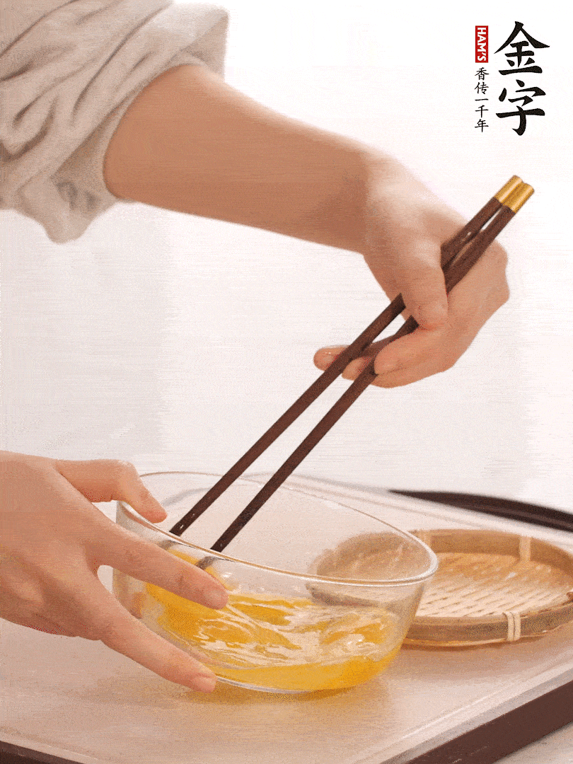 兩顆雞蛋打散。