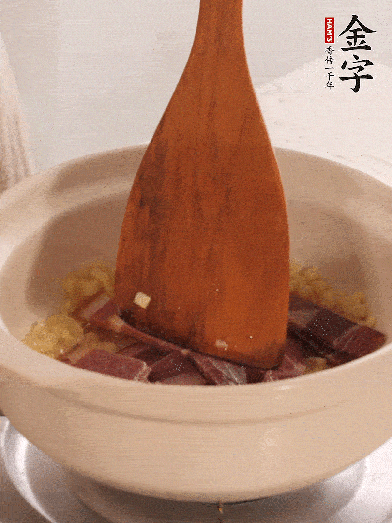 加熱水，加入白菜蓋上蓋子煨煮3分鐘。