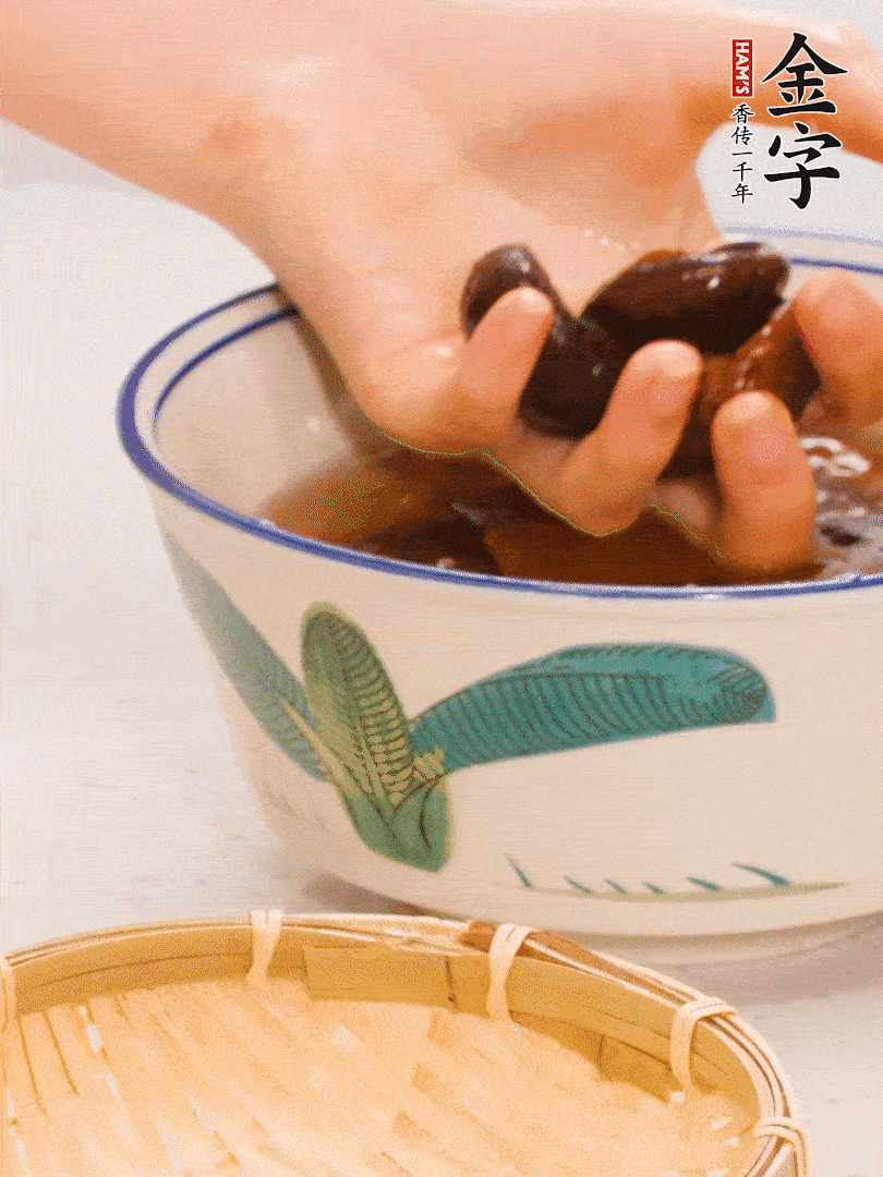 干香菇提前泡發(fā)切片，泡香菇水留著備用。