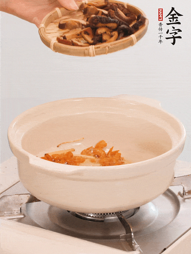 砂鍋倒入少許油，放入姜絲、海米小火煸香；再放入香腸、南瓜、干香菇一起翻炒2分鐘。