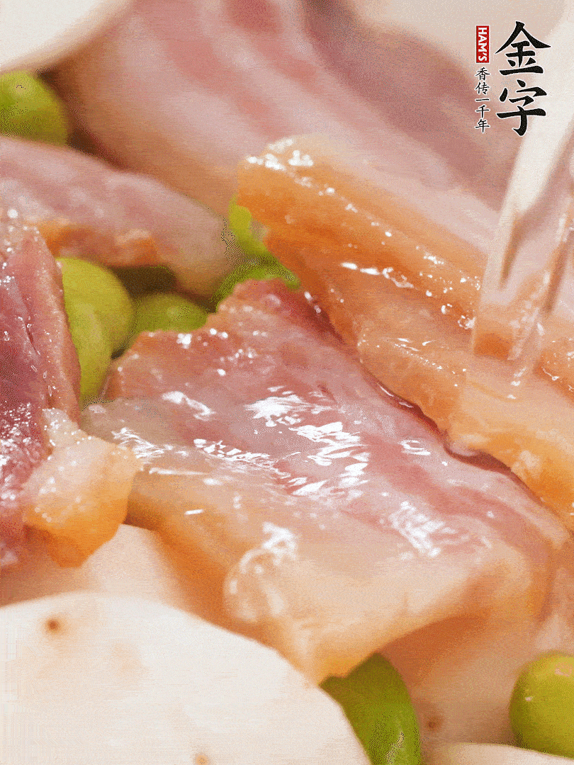 倒入芋艿、熟毛豆，翻炒均勻，加1小碗水煮開