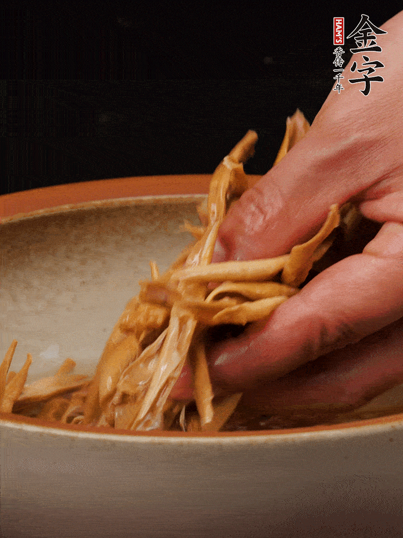 農(nóng)家土筍尖提前泡軟，用刀劃成細(xì)絲，這樣會(huì)更加入味。