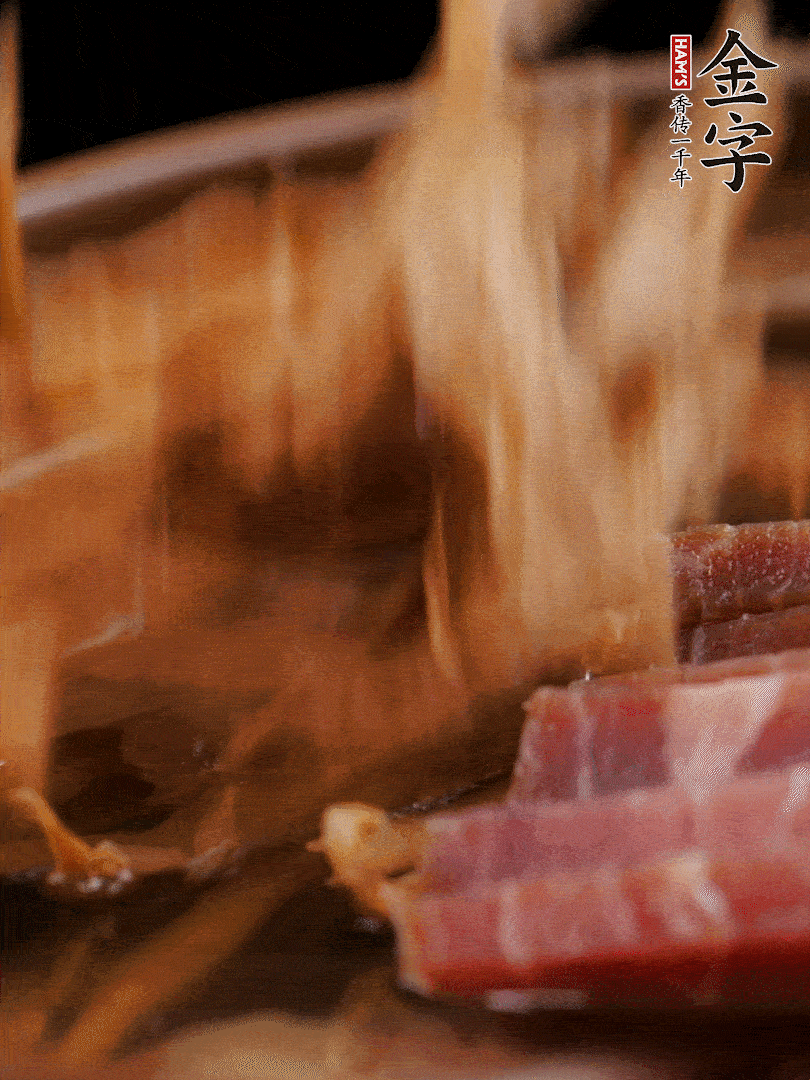 大筒骨、金字火腿、姜片、黃酒一起放入砂鍋，加筍干燉煮40分鐘。（如果家里有高壓鍋，用高壓鍋把高湯壓出來(lái)更鮮濃。）