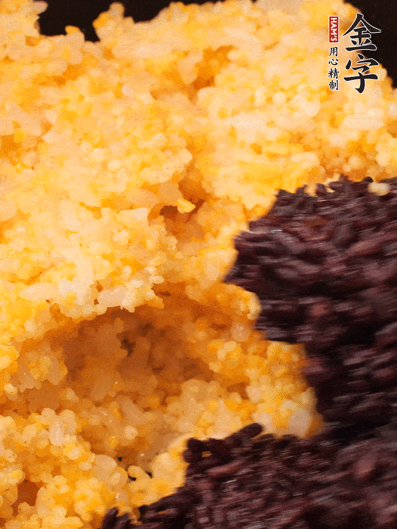 混合小米、紫米煮熟，加豬油攪拌均勻（紫米分開煮在攪拌）