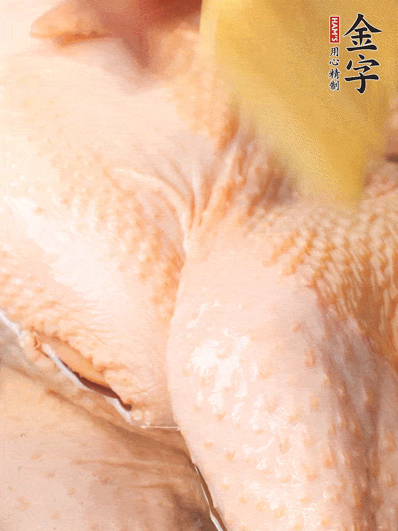 老母雞去頭去尾，斬去雞爪。冷水入鍋，加料酒、蔥姜焯水，煮出浮沫后撈出，用清水洗凈