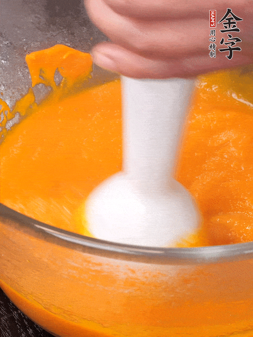 300g南瓜，去皮去瓤切滾刀塊，大火蒸8分鐘，料理機打成泥，篩網(wǎng)過篩成泥