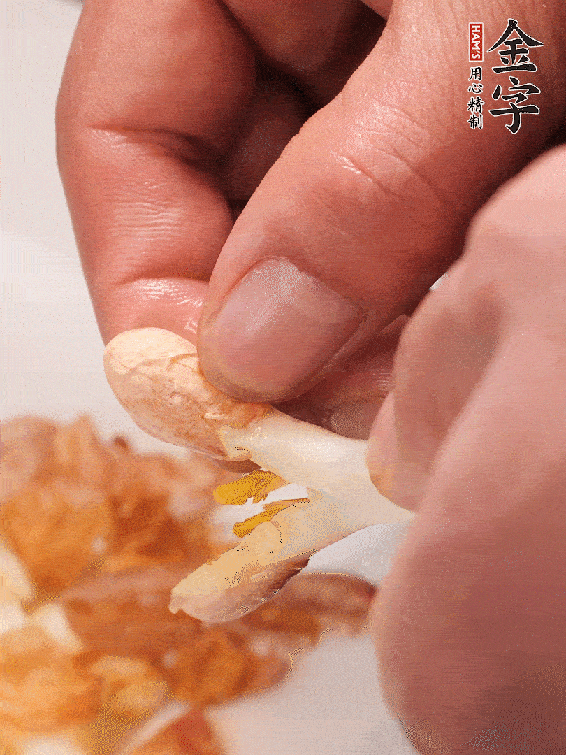 花生芽切段。開(kāi)水焯水1分鐘，去掉頂部的花生皮