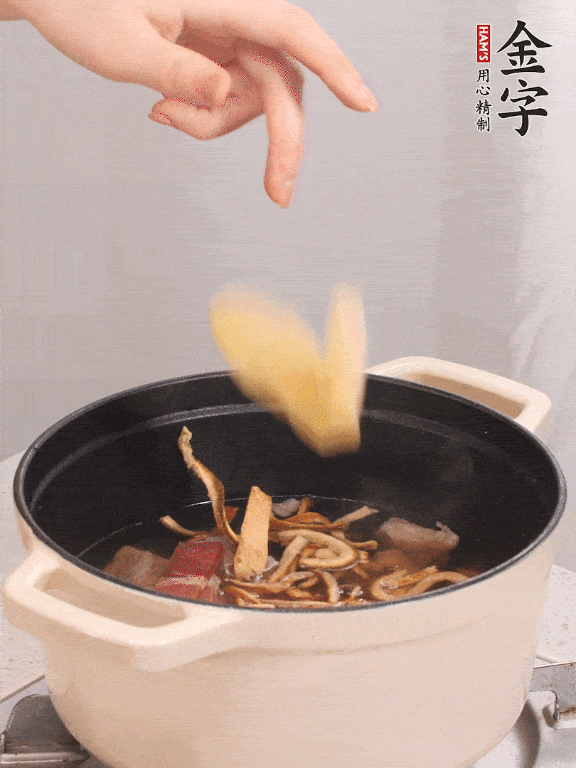 加入青、紅蘿卜再煲20小時。