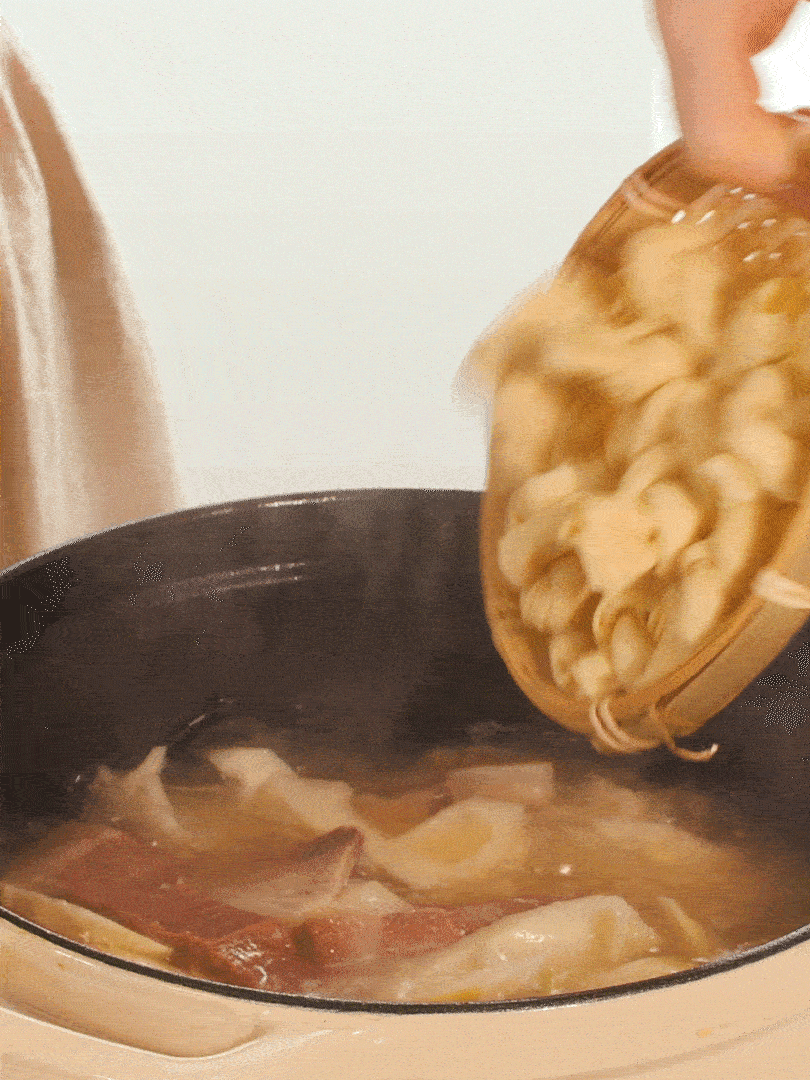 最后放入百葉結(jié)。萵筍小火慢篤10分鐘