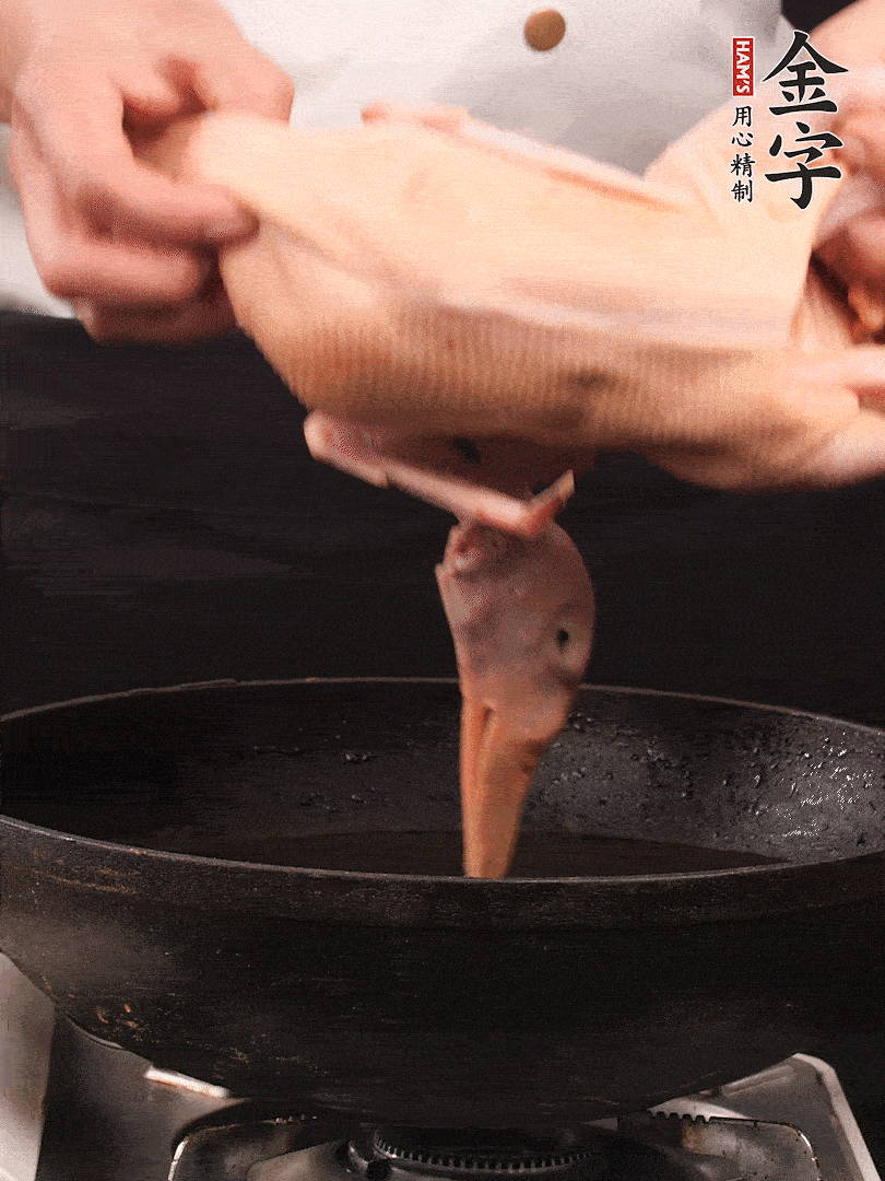 處理干凈的老鴨1只，黃酒小半碗，姜幾片，一起放入冷水，煮沸焯水3分鐘，去除血沫