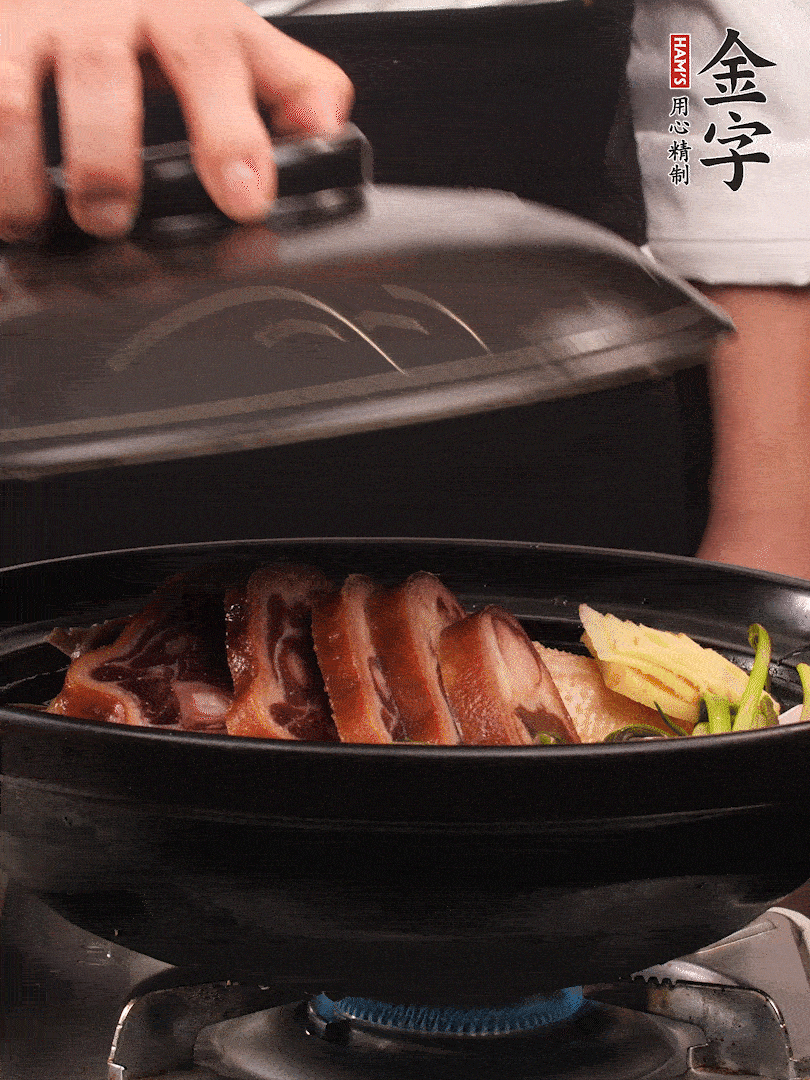 砂鍋蓋蓋子密封，大火燒開后轉(zhuǎn)小火，燜煮2小時