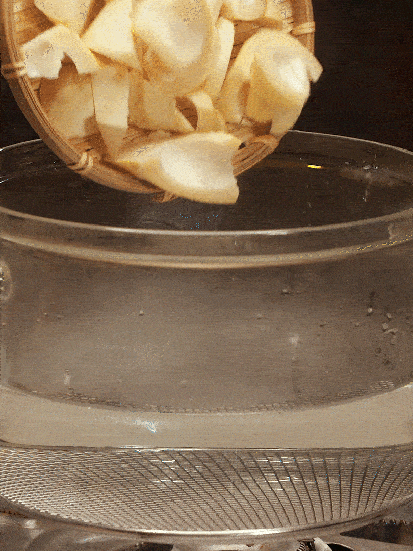 春筍切塊，焯水去除澀味