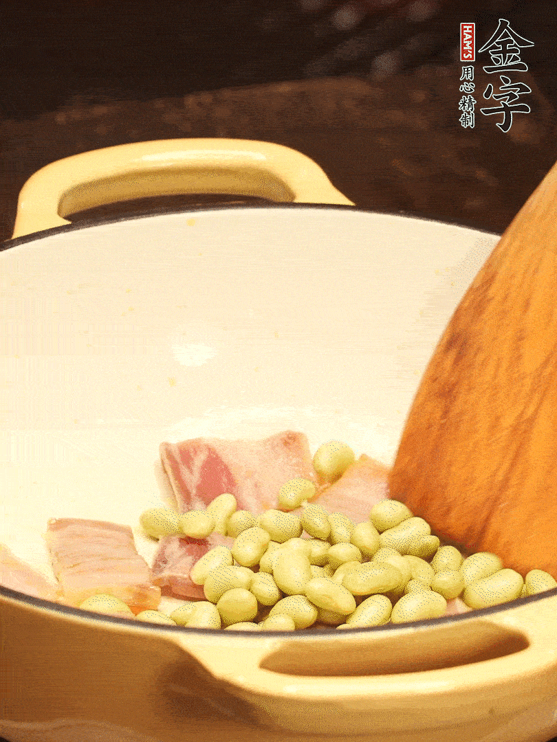 加入青豆、香菇翻炒出香味