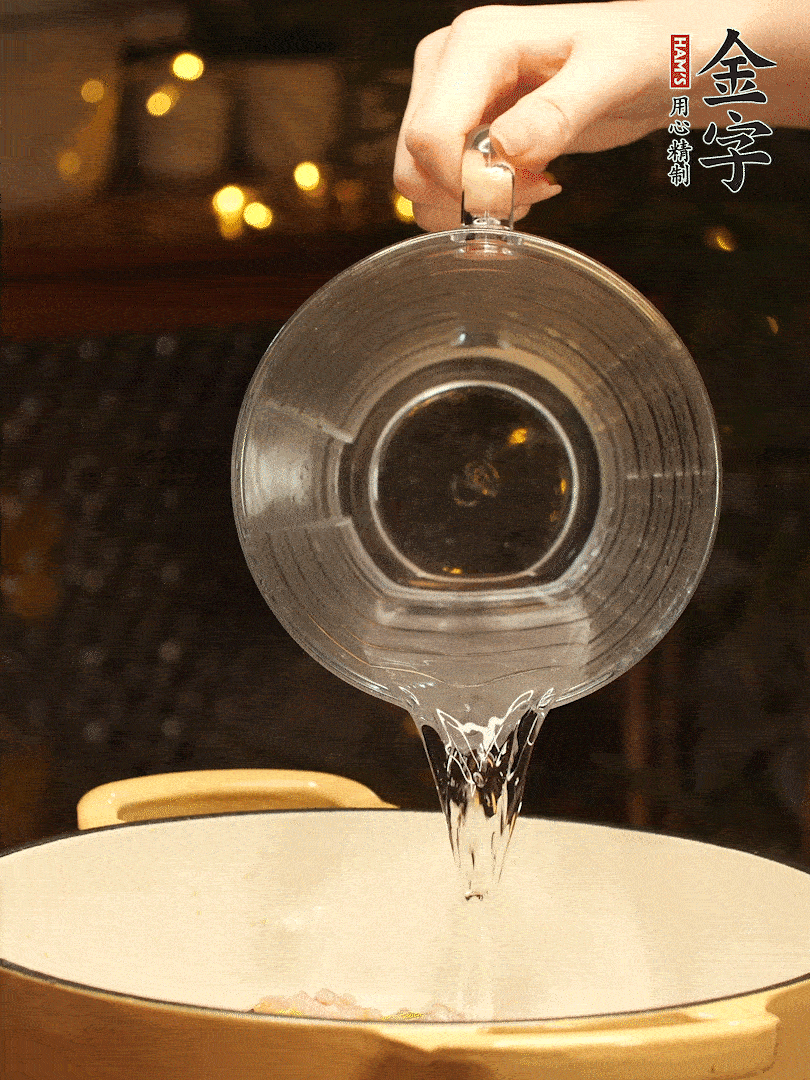 加入120ml水，蓋上蓋子燜幾分鐘撒上蔥花，美美的擺個(gè)盤~