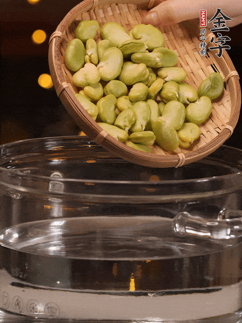 蠶豆剝殼，一起放入鍋中開(kāi)水焯2分鐘去澀