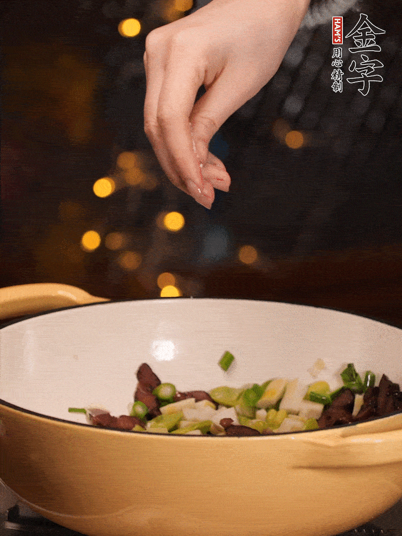 可以加點(diǎn)點(diǎn)水，再加菜苔，加點(diǎn)鹽、味精調(diào)味