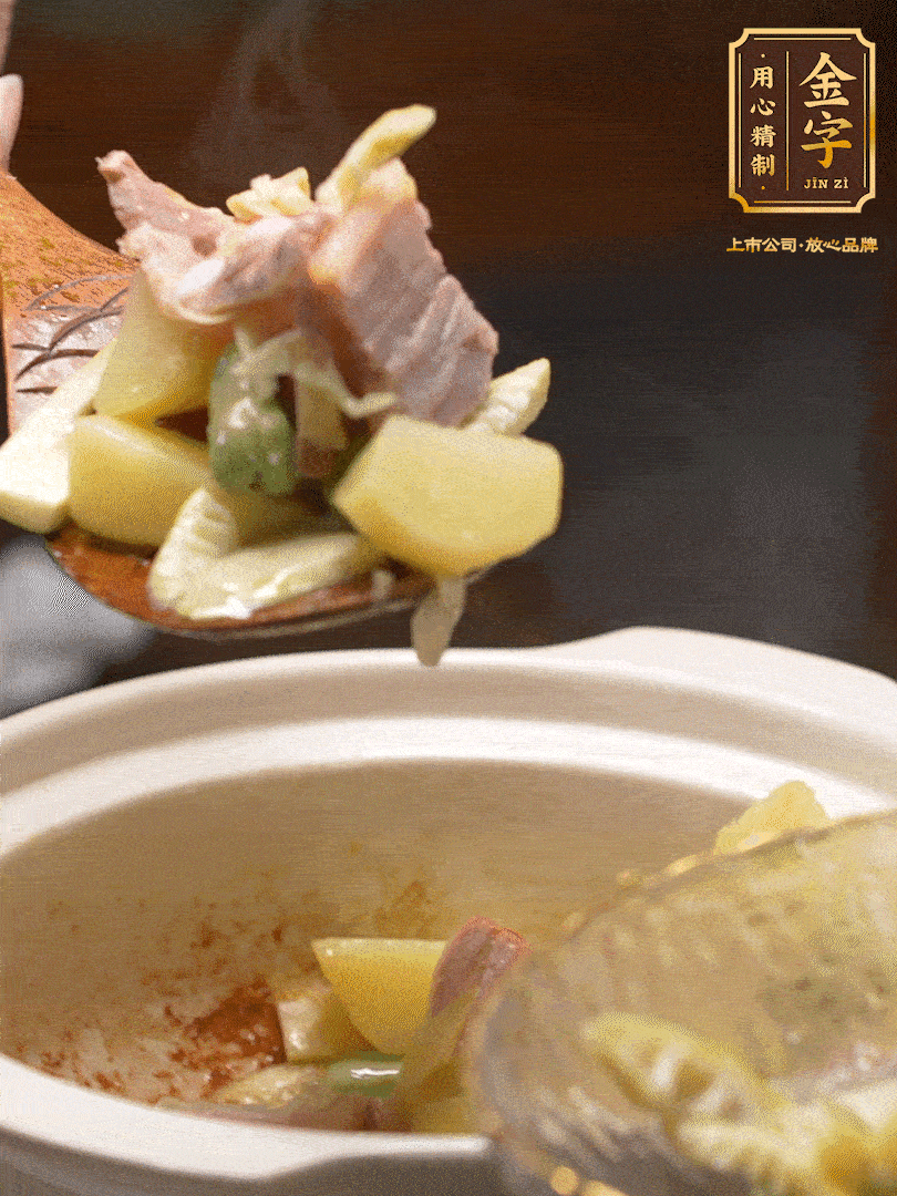 煸出咸肉脂香，再下筍丁、蠶豆。呈出