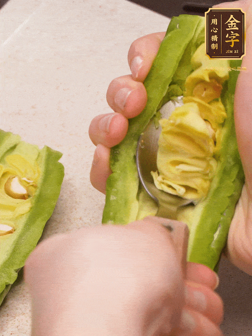 苦瓜從中間切開，把里面的瓢和籽全部挖干凈