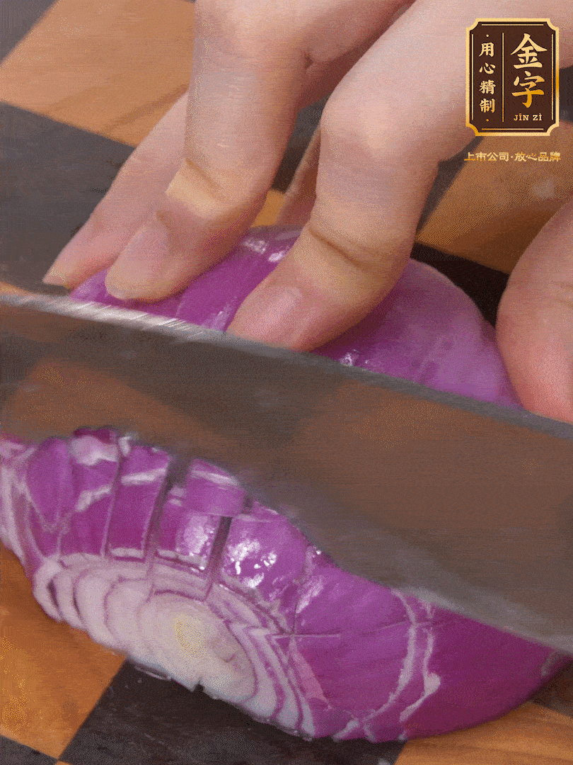 洋蔥切碎、土豆切丁