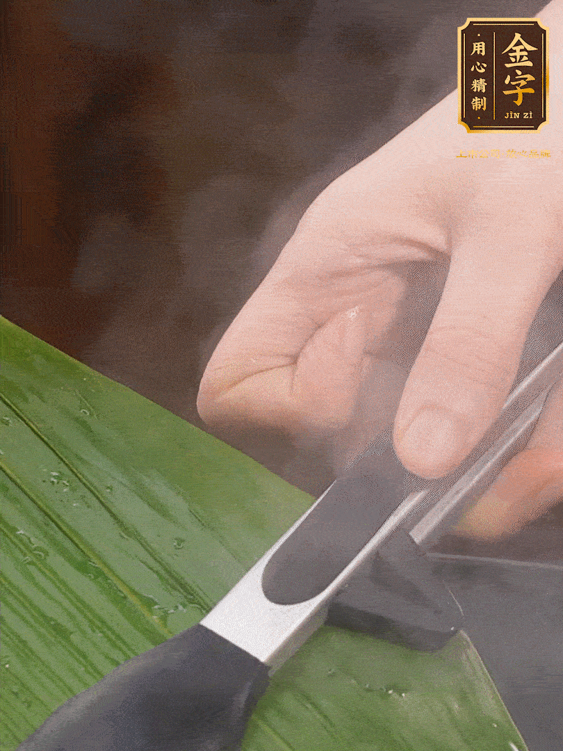 新鮮粽葉洗凈，用開水煮一下，讓粽葉更有韌性不易裂。