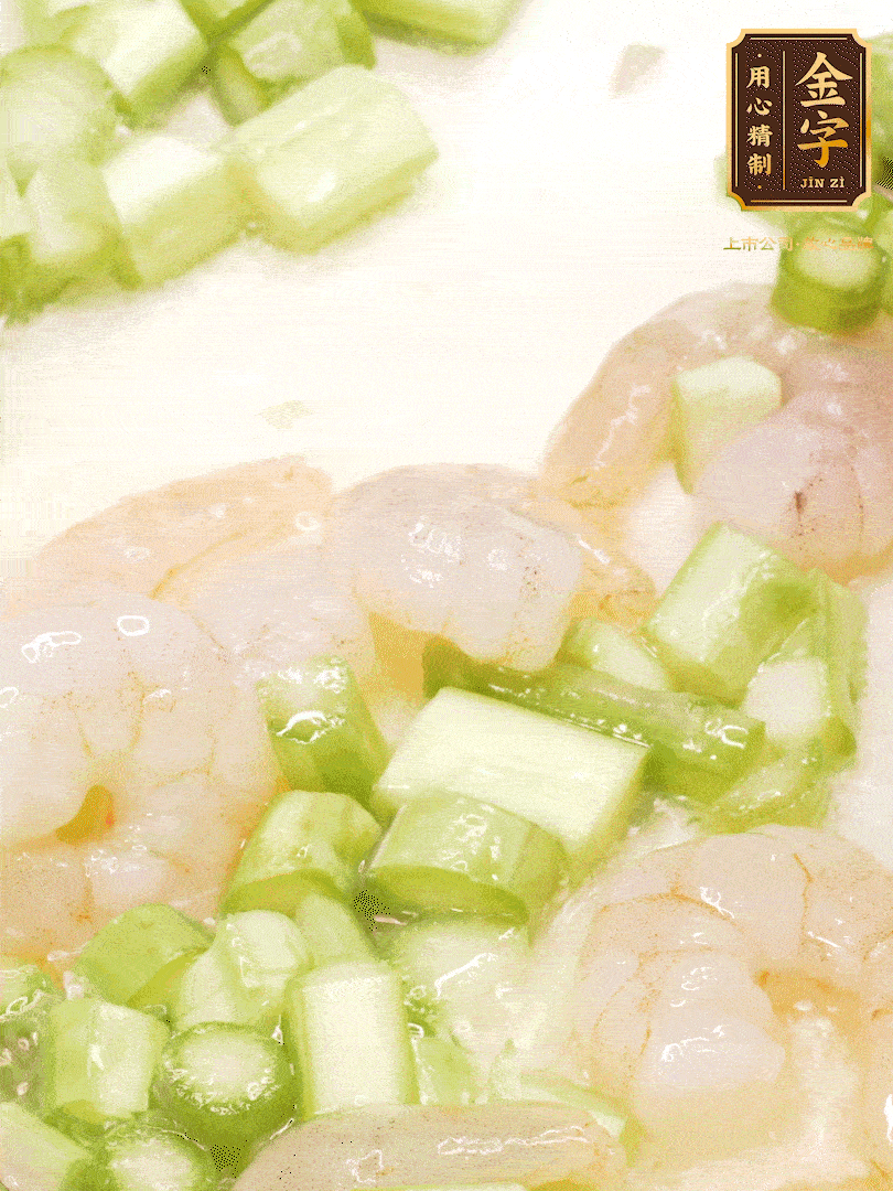 熱油煎香蝦仁，下香腸、蘆筍翻炒，盛出備用。